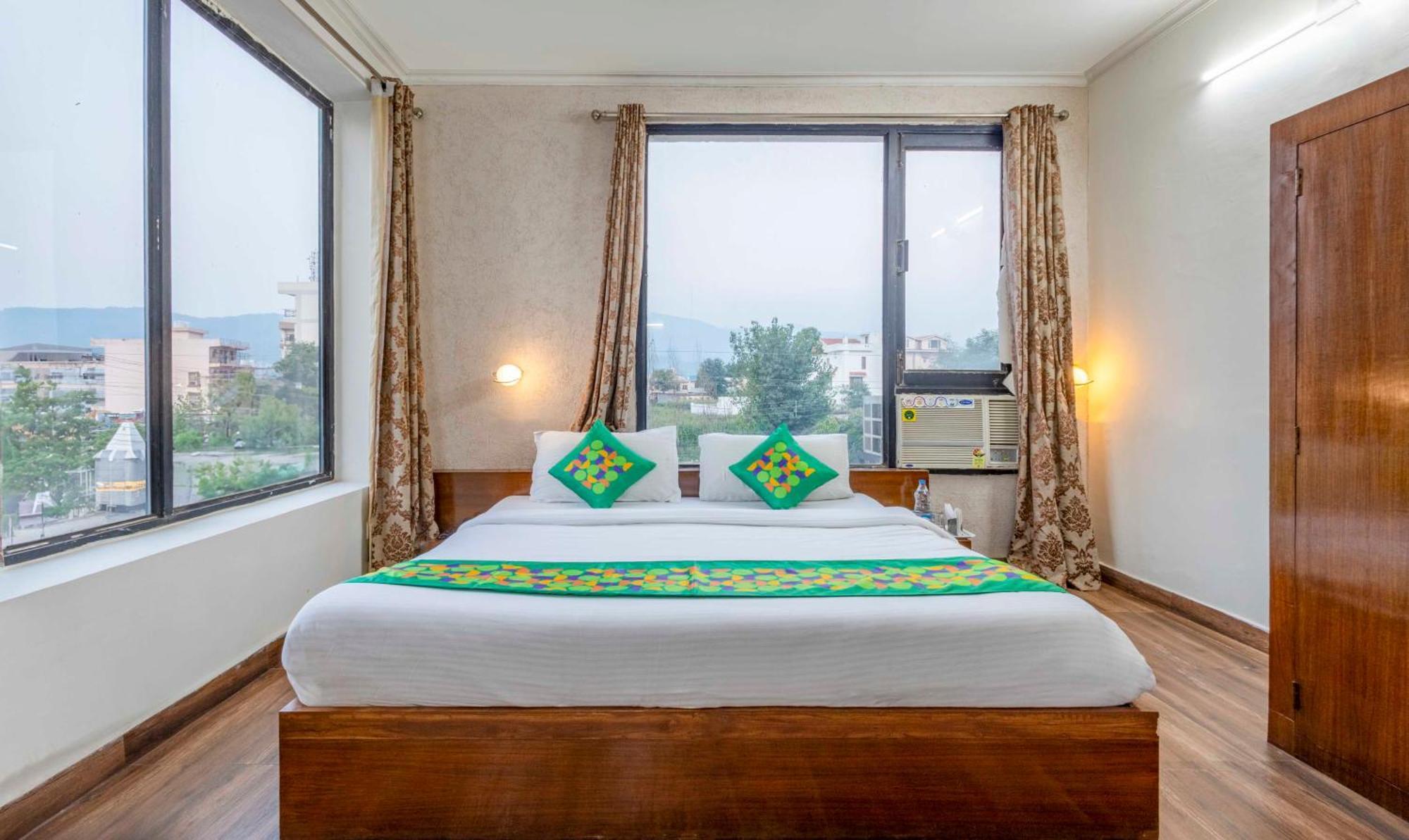 Treebo Maurice Hotel Baddi Екстериор снимка